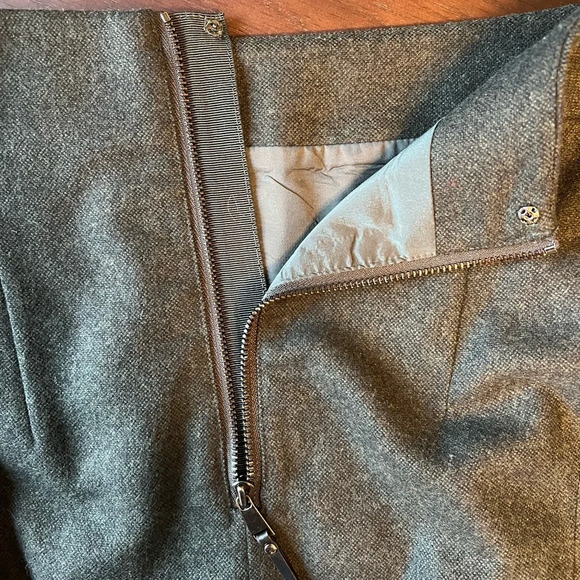 Ann Taylor pencil skirt. Size 6. - Picture 3 of 8